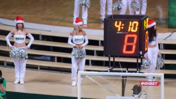 Καζάν, Ρωσία 23-12-18: γυναίκες στα λευκά κοστούμια χορό για την υποστήριξη της ομάδας. Αντίστροφη μέτρηση ρολόι shot σπορ. — Αρχείο Βίντεο