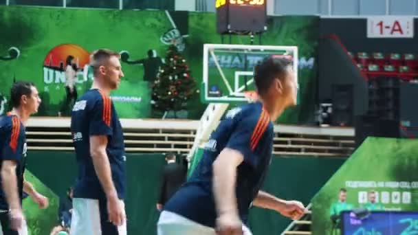 카잔, 러시아 23 년 12 월 18 일: 농구 대회. 게임을 하기 전에 워밍업 하는 팀 — 비디오