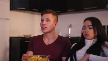 Dört genç insanların futbol maçı izlerken.