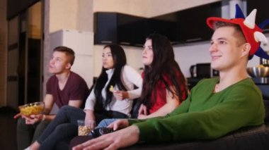 TV izlerken, televizyon kanalları saygısız dört gençler