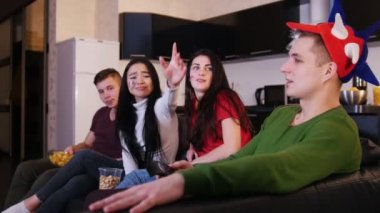 TV. genç kadın dört genç insanların Tv adamdan uzak almak için çalışır