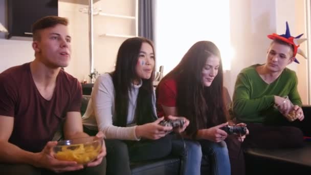 Quatro jovens a divertirem-se juntos, duas jovens a jogar — Vídeo de Stock