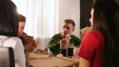 Mutfakta, oturma ve pizza yemek dört aç genç arkadaş