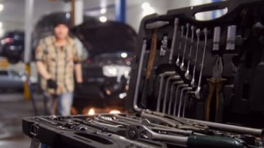 Araba servisi. Tamirci adam aracı durumda ve yürümek uzağa doğru boyut anahtarı seçme