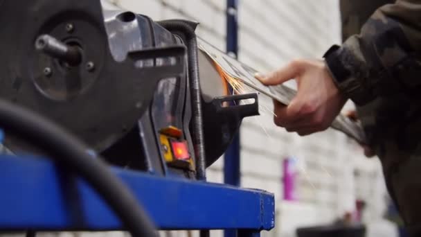 Servicio de coches. Un trabajador moler el número del coche — Vídeos de Stock