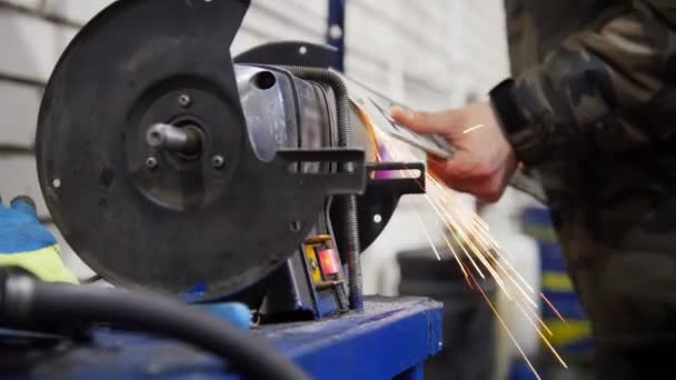 Car service. A worker grind the number plates — Stock Video