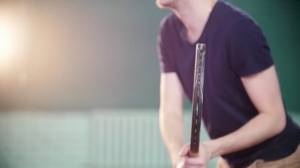 Молодой человек играет в теннис в помещении. Обучение — стоковое видео