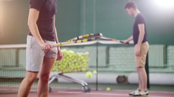 Entrenamiento Cancha Tenis Dos Jóvenes Golpeando Pelota Desde Suelo Mid — Vídeos de Stock