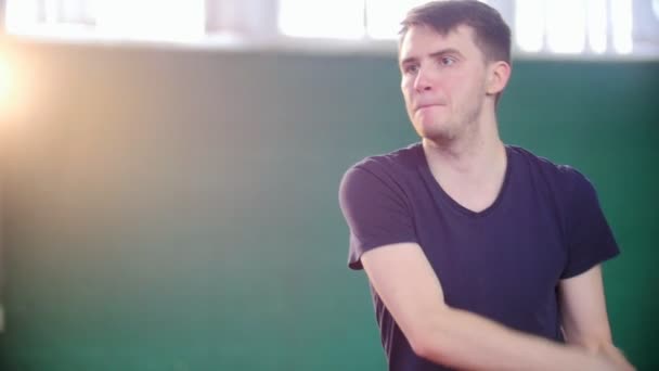 Entraînement sur le terrain de tennis. Jeune homme concentré jouant au tennis avec son partenaire — Video