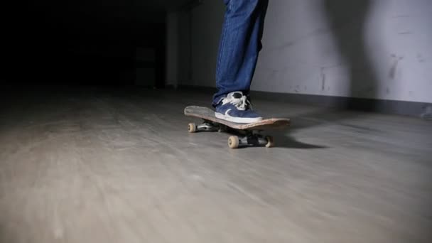 Молодой человек катается на скейтборде на парковке — стоковое видео