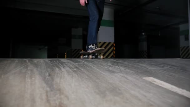 A young man skating in the parking lot — Stock Video