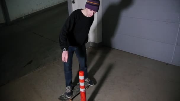 Un jeune homme skate sur le parking. Entraîner ses compétences en skateboard — Video