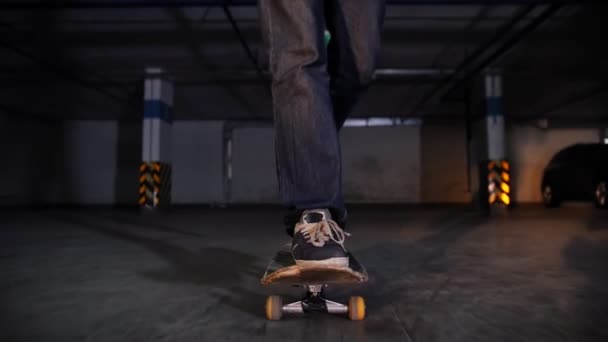 駐車場の若い男が軍隊との彼のボードにスケート ボードの色します。フロント ビュー — ストック動画