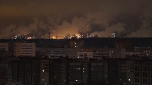 Industriële concept. Rijen van gebouwen en pijpen rook uit — Stockvideo