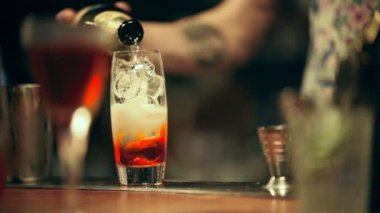 Barmen çalışıyor. Bir alkollü kokteyl cam karıştırma