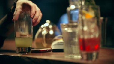 Pub. Bir kişi bir alkolik bardan kokteyl alır sayaç