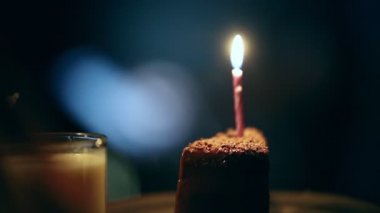 Tablo üzerinde en iyi duran bir mum ile çok kolay