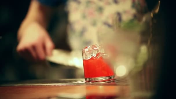 Camarero trabajando. Mezclar un cóctel alcohólico en el vaso y revolver con una cuchara — Vídeos de Stock