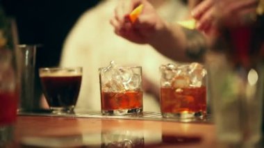Barmen çalışıyor. Bir alkollü kokteyl cam dekor öğe ekleme