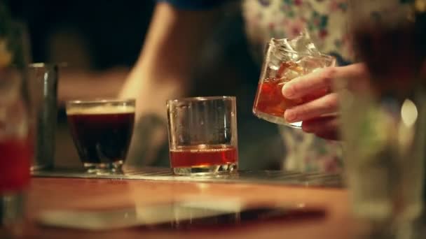 Barman pracovat. Přidání kostky ledu na skle — Stock video