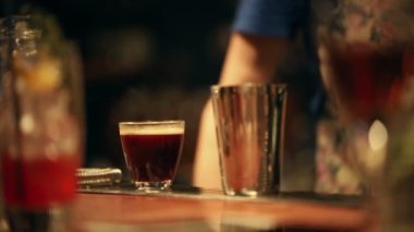 Barmen çalışıyor. Bir espresso karıştırma kokteyl dayalı. Espresso kısmı ayakta üstünde belgili tanımlık sayaç