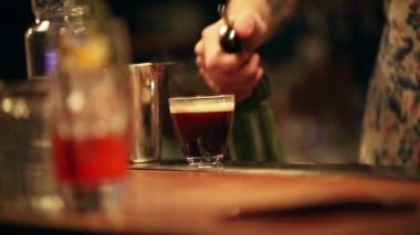 Barmen çalışıyor. Bir espresso karıştırma kokteyl dayalı. Bir şurup içinde cam ekleme