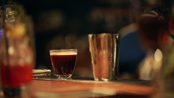 Empregado a trabalhar. Misturar um cocktail à base de café expresso — Vídeo de Stock