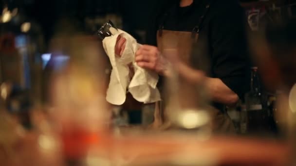 Barista o camarero limpiador de vidrio con toalla seca en la barra — Vídeo de stock