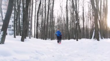 Kış orman. Sabah parkta çalışan kadın ve genç erkek