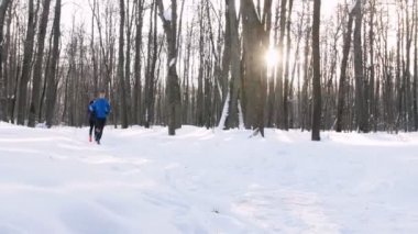 Kış orman. Genç adam ve sabah ormanda çalışan kadın