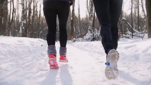 Giovane Uomo Donna Che Corrono Nella Foresta Invernale Buongiorno Mid — Video Stock