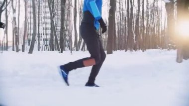 Zaman uyumlu olarak kış ormanda çalışan kadın ve genç erkek. Sabah. Yan görünüm