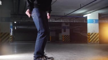 Yeraltı otoparkına. Kaykay genç bir adam. Ollie hüner onun becerileri eğitimi