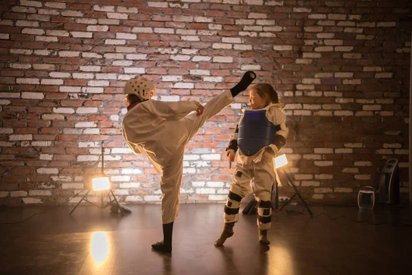 Dos niñas entrenando sus habilidades de karate. Ataque — Foto de Stock