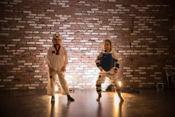 Entrenamiento de karate en el estudio. Dos niñas de pie en ropa de entrenamiento de karate — Foto de Stock