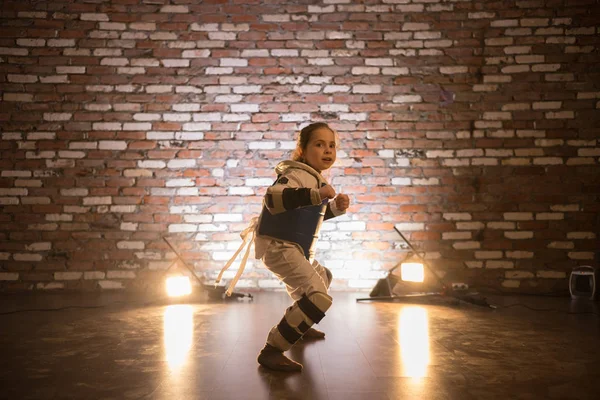 Entrenamiento de karate en el estudio. Una niña de pie en posición de karate — Foto de Stock