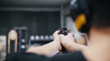 Atış poligonu. Bir silah ile çekim Genç bir adam. Bir delil