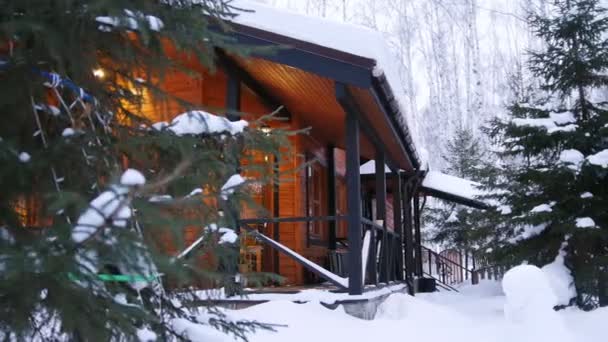 Una bonita casa de madera arquitectónica en el bosque. Vista exterior — Vídeos de Stock