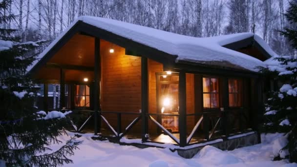 Una bonita casa de madera arquitectónica en el bosque. Crepúsculo — Vídeos de Stock