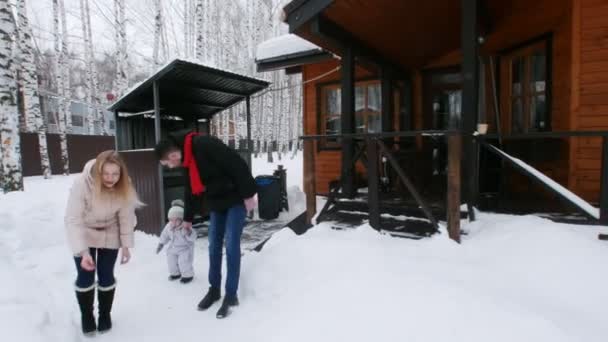 Jonge gelukkige familie wandelingen uit het huis — Stockvideo