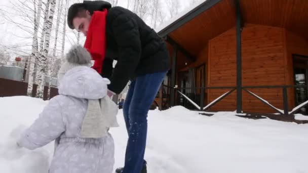 Mladá rodina na nádvoří. Malé dítě chodit ručně s otcem — Stock video