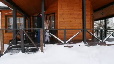 Güzel bir ev verandada genç aile terk ediyor