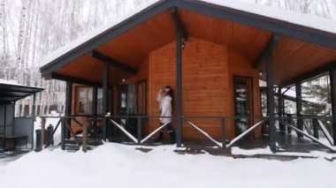 Genç aile veranda avluda terk ediyor