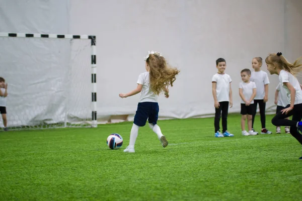 Copii mici jucând fotbal în arena de fotbal din interior — Fotografie, imagine de stoc