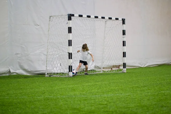 Jucam fotbal în interior. O fetiță protejează porțile de fotbal — Fotografie, imagine de stoc