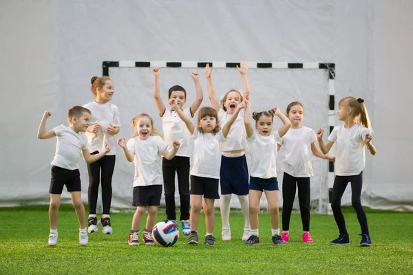 Copii mici jucând fotbal în interior. Echipa de fotbal Happy Children — Fotografie, imagine de stoc