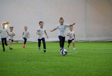 Sadece futbol kapalı çocuklar. Sahada oynayan çocuklar futbol takımı
