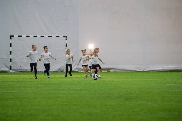 Fußballarena drinnen. Kindermannschaft spielt Fußball — Stockfoto