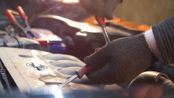 Servicio de coches. Un mecánico aprieta los tornillos — Vídeo de stock