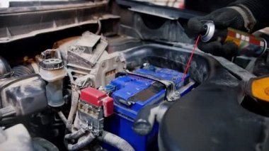 Araba Servisi. Mekanik bir adam üzerinde pil fındık püskürtme